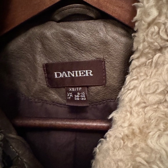 Danier Leather Ladies Leather Jacket -Beautiful Olive Green - Picture 6 of 7